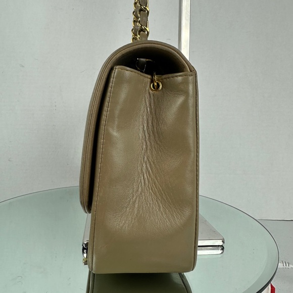 CHANEL DIANA FLAP BAG MEDIUM GHW - Picture 4 of 15